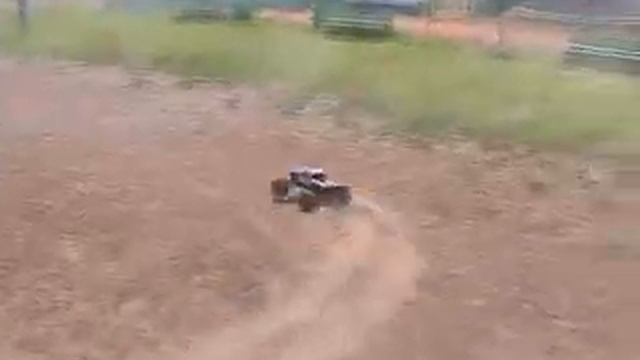 Traxxas Revo в пыли
