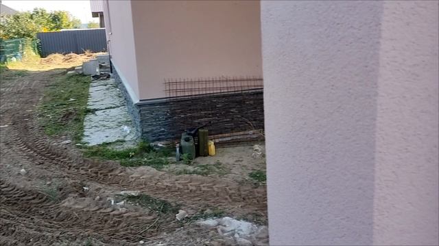 Универсальная машина мини-погрузчик Baumech ML-02 в работе. Убирает гору земли с участка смотреть онлайн