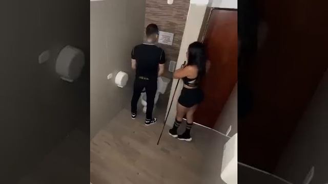 Nunca creas en una mujer que te lleve al baño смотреть онлайн