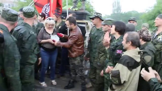 23.05.2016 г. Алчевск, Глеб Корнилов награждает достойных товарищей - орденом  
