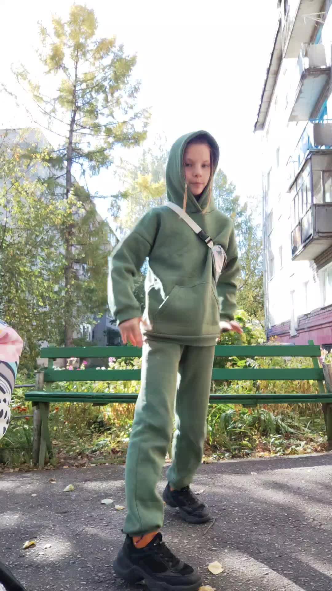 У Алисы др пишите в ком чтобы её поздравить залетайте на Стрим смотреть онлайн