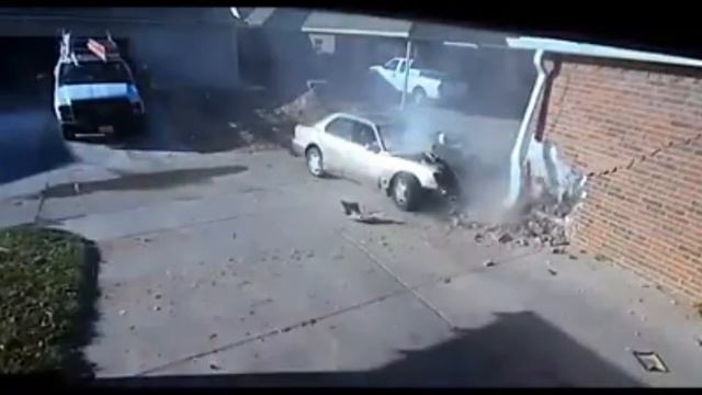 Stolen car crashes into Texas home, suspect flees смотреть онлайн