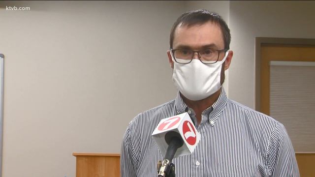 Boise police arrest two people on trespassing charges at Central District Health meeting смотреть онлайн