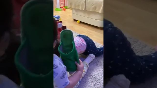 Двойняшки кусаются)