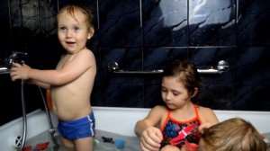 Дети в ванне с игрушками. Kids in Bath with Toys