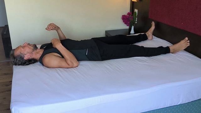 Эффективное упражнение для шеи лежа на кровати | Упражнение от боли и напряжения в шее смотреть онлайн