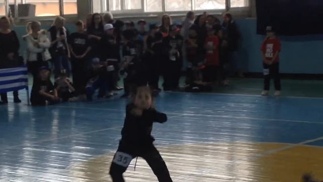 Хип-хоп дети. Соревнования по hip-hop. Алиса танцует хип-хоп. Hip-hop танцы смотреть онлайн