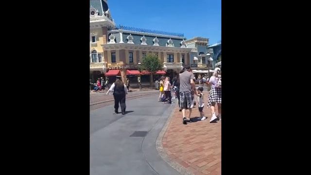 Disneyland! 🤶🎅 Tram from Mickey and Friends parking lot post covid. We walked last time! 😝 смотреть онлайн