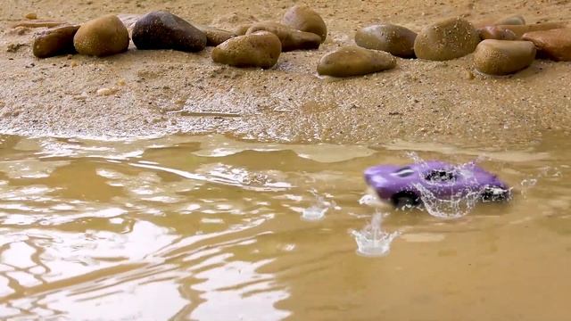 Игрушечные танки и забавные динозавры | Полицейская машина для спасения животных смотреть онлайн