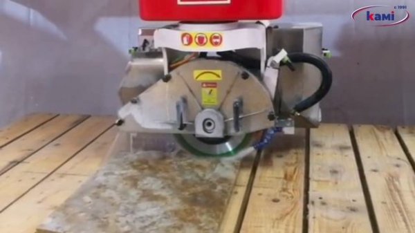 Станок для раскроя камня STONECUT 5 в работе