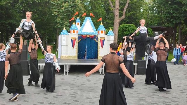 ЦИРКОВЫЕ АРТИСТЫ в Саду Шевченко!!! ОБРУЧ, АКРОБАТИКА. Харьков. 30.05.2021г. День Защиты Детей.🎪🎪🎪