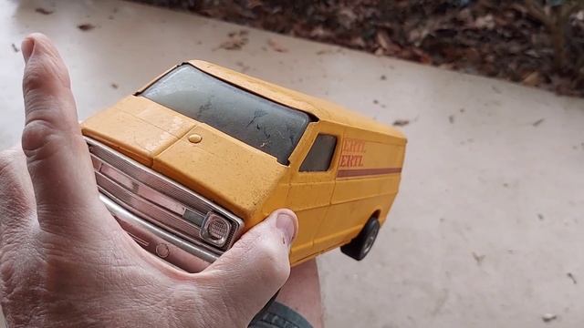 Making sure everything is still here from the bad storm last night! Giving Tim Dixon a ERTL toy Van смотреть онлайн