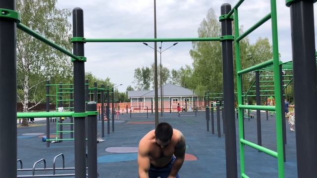 Сэт. 10 выходов +5 кг 50 приседов 30 подтягиваний с +5кг 15 Бёрпи смотреть онлайн