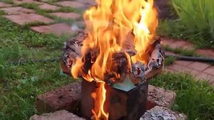 Горит картонный  дом🏠