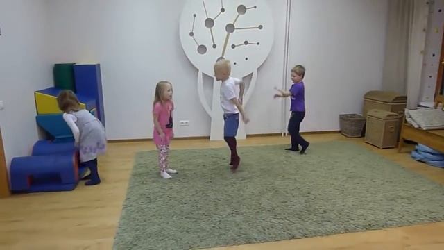 Учим английский язык для детей под песню Walking walking в детском эко-клубе "Умничка" смотреть онлайн