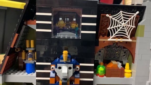 LEGO Haunted Mansion 10273 with Powered Up Function смотреть онлайн