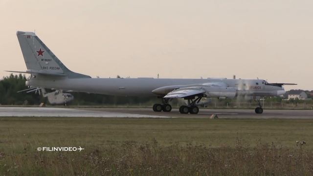 Винты размером с двухэтажный дом! Ту-95 вылетает из Рязани без уборки шасси смотреть онлайн