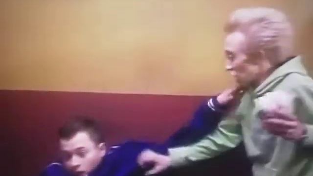 Мужик бьет по лицу Сашу Сергееву смотреть онлайн