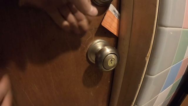 HOW TO OPEN DOOR WITH CREDIT CARD HACK!!! смотреть онлайн