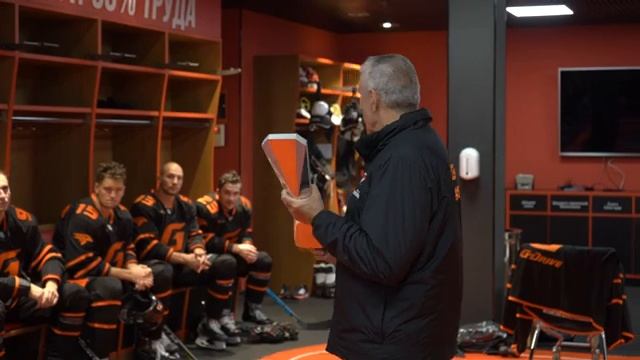 АЛЕКСАНДР КРЫЛОВ ПЕРЕДАЁТ БОБУ ХАРТЛИ НАГРАДУ КХЛ | Лучший тренер КХЛ | Раздевалка после матча смотреть онлайн