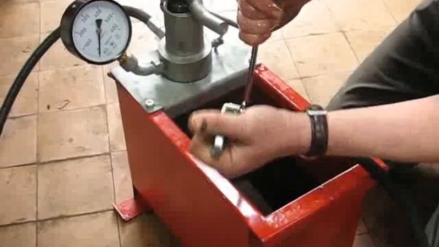 Ручной опрессовщик с баком УГИ-1. Принцип работы с пояснениями. смотреть онлайн