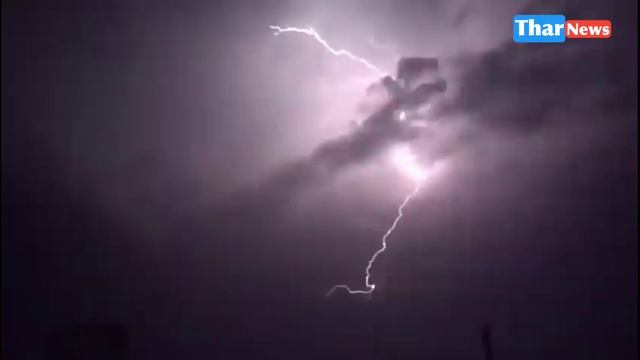 Heavy Lightning Strike In Sindh Last Night || Today Weather Updates Sindh | Sindh men Tez Barish смотреть онлайн