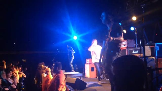 Our Last Night - Scared of Change (live) смотреть онлайн