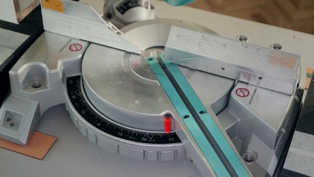 Cosca Décor. Монтаж внутреннего угла плинтуса, карниза и молдинга.