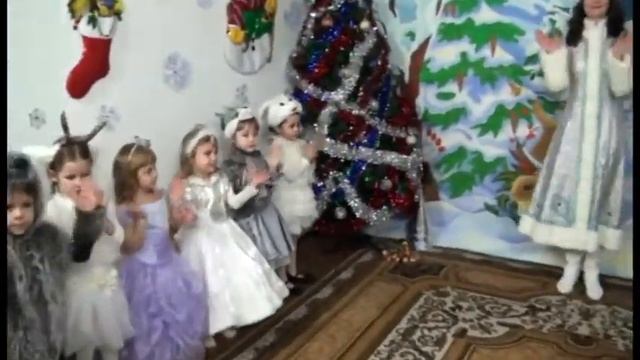 Serbarea Anul Nou. Gradinita Izvorasul cunostintelor. Утренник Новый Год. Детский сад. смотреть онлайн