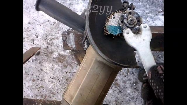 Как быстро открутить зажатую гайку болгарки (шлифмашинки) смотреть онлайн