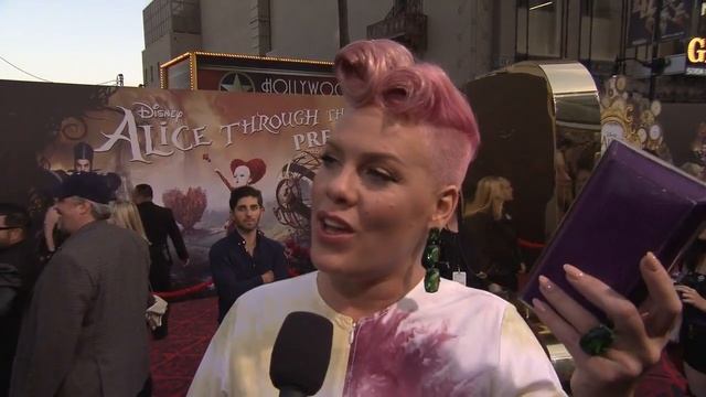 Pink Carries Farbod Barsum Clutch to The Premiere of Alice Through The Looking Glass смотреть онлайн