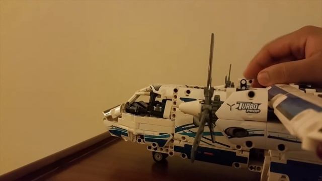 LEGO Technic 42025: Cargo Plane with Power functions. смотреть онлайн