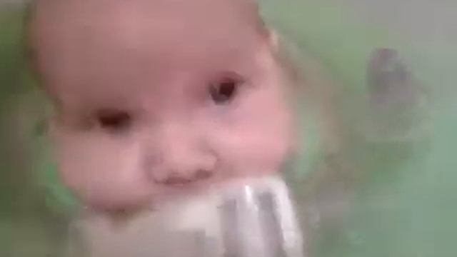 мы купаем малыша смотреть онлайн