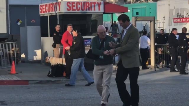 Hockey Legend And Penguins Owner Mario Lemieux At LA Kings Game смотреть онлайн