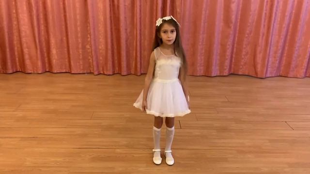 "Песня о снежинке" Чистякова Милана 16 сад города Курска смотреть онлайн