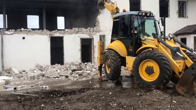 Снос здания-1-й день работы.