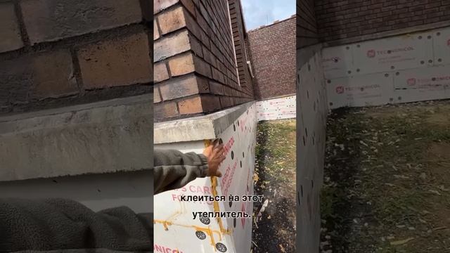 Разделение фасада и цоколя