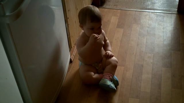 Закалка холодной водой. Роза ползает в голубых тапках.