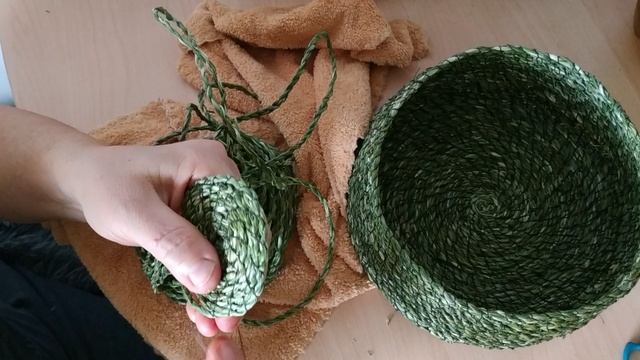 Плетение из травы. Мастер-класс по сшиванию шнура из лилейника в корзинку. смотреть онлайн