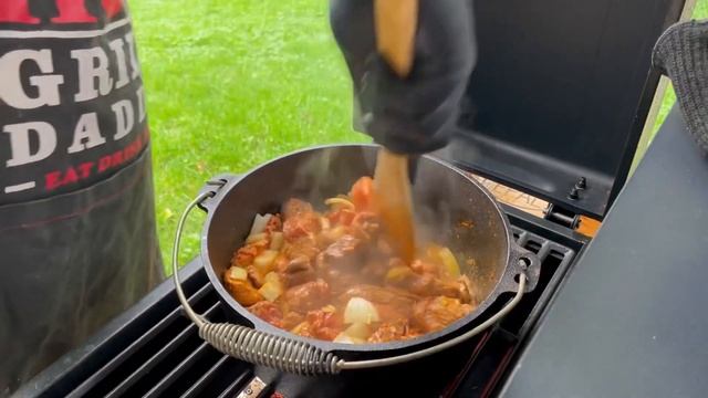 Bauer Willi‘s Bauerngulasch aus dem Dutchoven смотреть онлайн