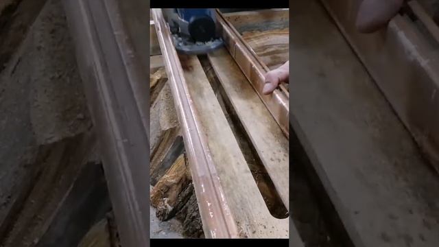 выравнивание спила ручным фрезером #своимируками #слеб #спил #столизэпоксидки #дерево смотреть онлайн