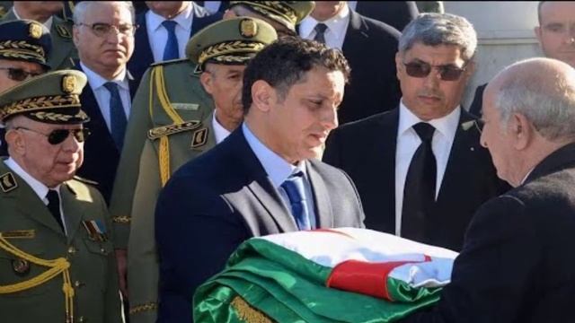 Algérie : L’un des fils de Gaid Salah et son gendre attendus dimanche au tribunal militaire de Blid смотреть онлайн