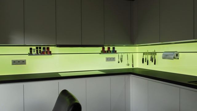 Unsere neue Küche mit RGB beleuchteter Rückwand mit integrierter Reling - gefilmt von einer Drohne смотреть онлайн