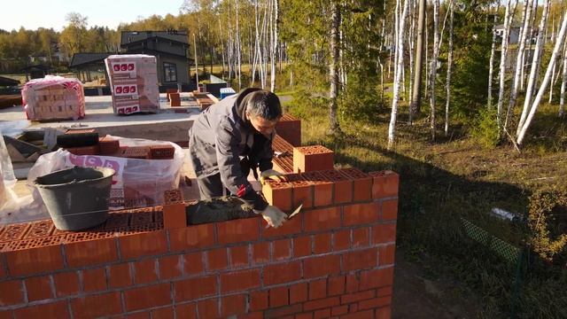 Кирпичная кладка стен дома - возведение несущих стен из из поризованного керамического камня смотреть онлайн