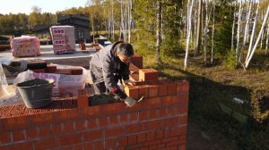 Кирпичная кладка стен дома -  возведение несущих стен из из поризованного керамического камня