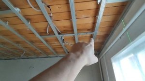 Собираем потолки из гипсокартона в деревянном доме. Монтаж профилей. Светильники.