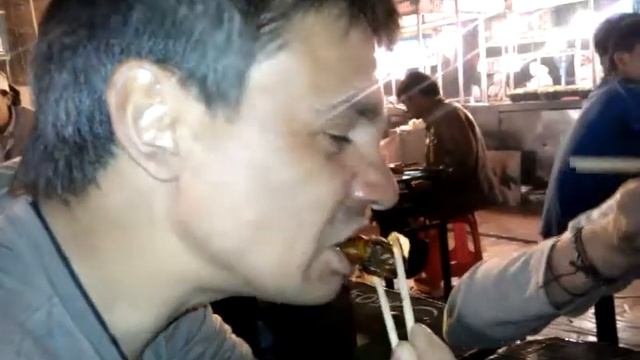 Едим свежатинку,личинки и жучки))) смотреть онлайн