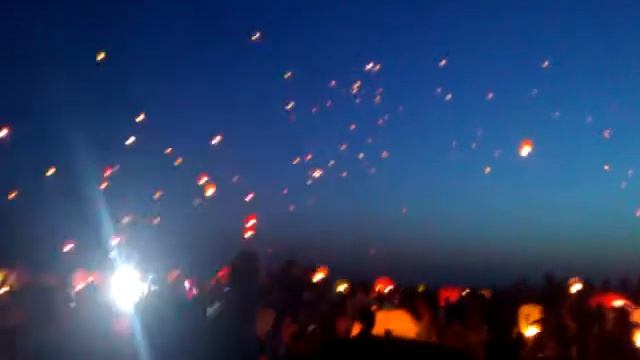 Массовый запуск небесных фонариков смотреть онлайн