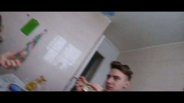 Я ЕМ С МУСОРКИ Х КВАРТИРА Х СЛОМАННАЯ ДВЕРЬ смотреть онлайн