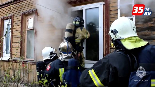 Двух человек спасли из горящего дома в Вологде смотреть онлайн